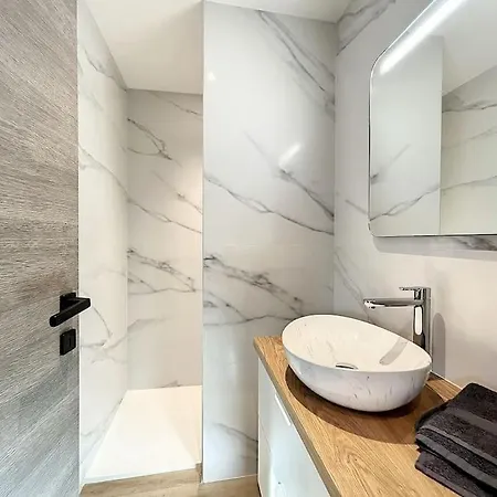 Brp Center,top Floor Luxurious House,8 Bed *